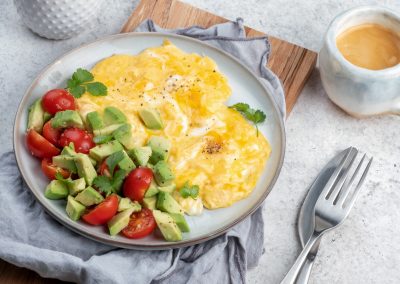 Scrambled,Eggs,Omelet,With,Cherry,Tomatoes,And,Avocado