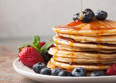 Close-up,Delicious,Pancakes,,With,Fresh,Blueberries,,Strawberries,And,Maple,Syrup